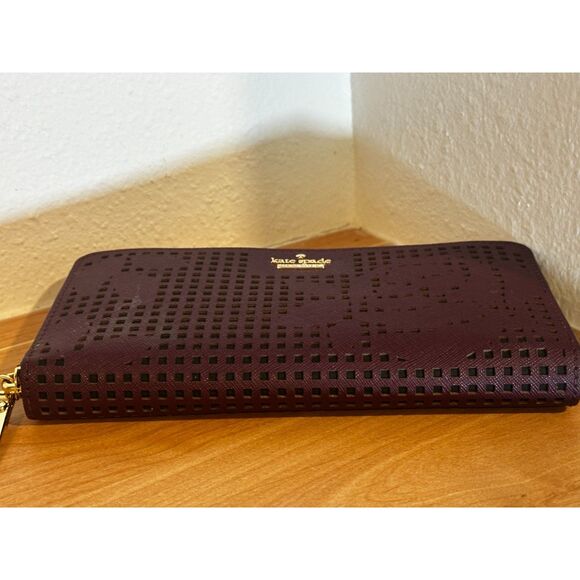 Kate Spade Cameron Street Perforated Rose Lacey Wallet in Deep Plum EUC - Picture 4 of 9